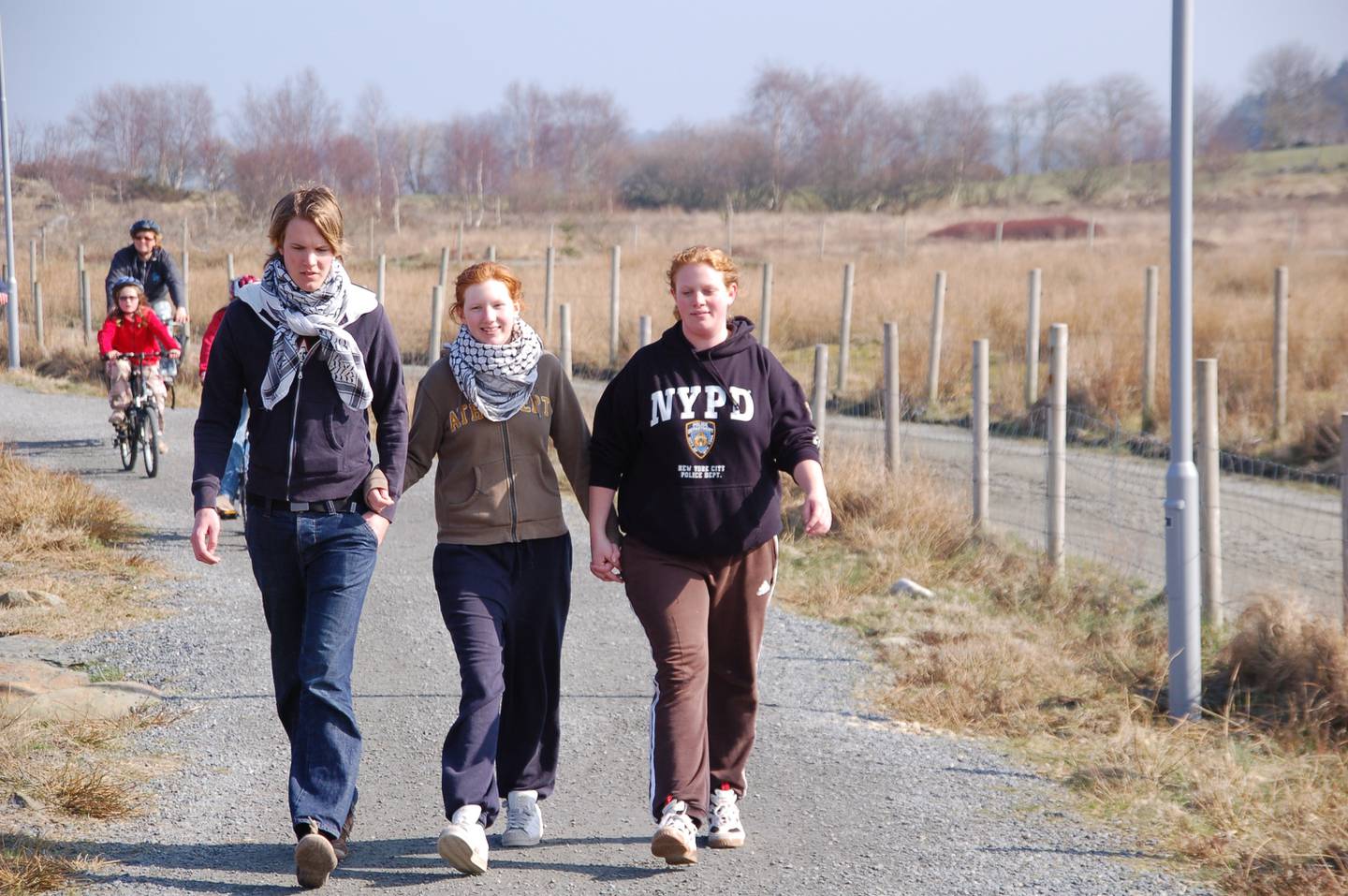 Torstein, Ellen og Ina Tvedt Solberg på tur rundt Hålandsvatnet.