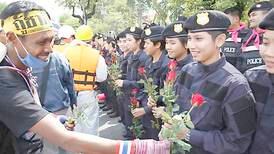 Delte ut roser til politiet