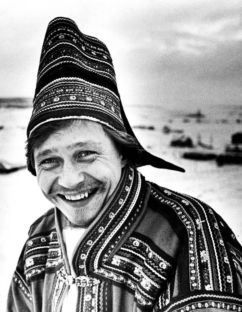 Den banebrytende samiske kunstneren Nils Aslak Valkeapää, her i 1973. Foto: Unto Järvinen/HOK