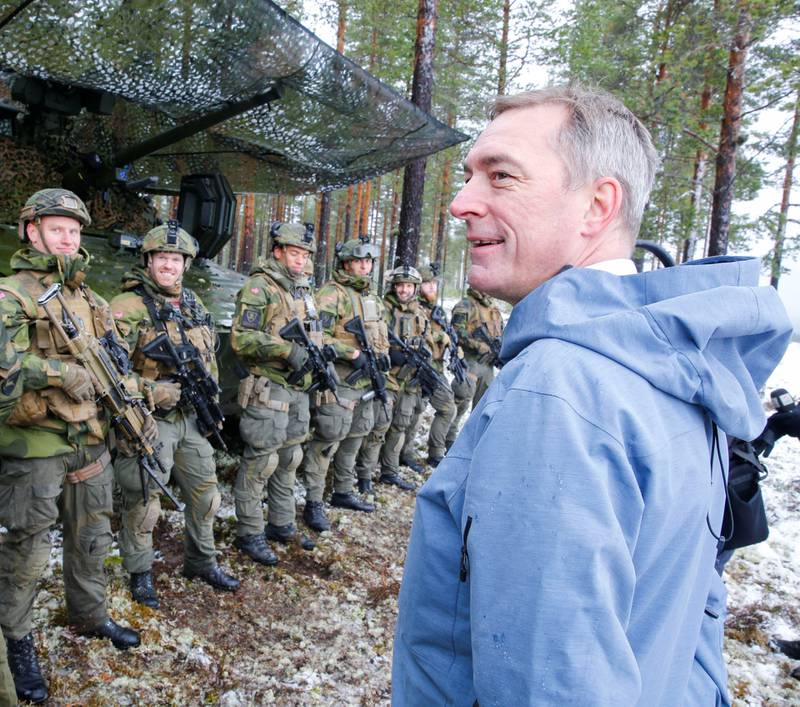 Forsvarsminister Frank Bakke-Jensen (H) møter soldater på øvingsfeltet ved Rena militærleir.