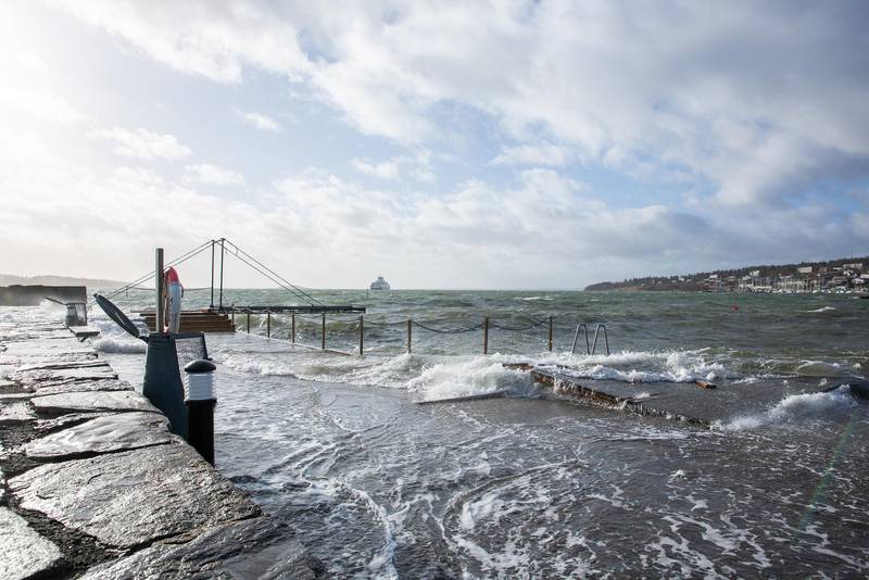 Mandag 17. februar var det ekstra høy vannstand på Sjøbadet.