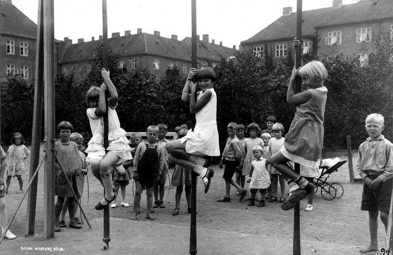 Morstrygden i Kristiania var den første i sitt slag, og banet veien for morstrygd i andre kommuner. Bildet viser barn i lek i Torshovparken i 1926. Foto: Neupert/Oslo byarkiv