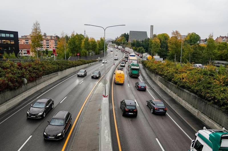 Oslo 20200930. 
Store trafikale problemer og kø etter at E6 er blitt stengt mellom Manglerud og Ryen på grunn av en brann i et vogntog.
Foto: Fredrik Hagen / NTB