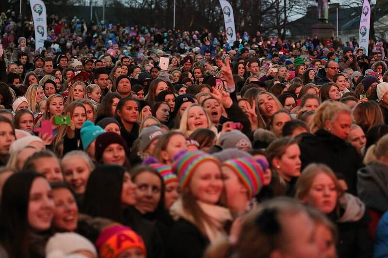 6000-8000 publikummere anslås å ha tatt turen til Torget under Vinterlyd.