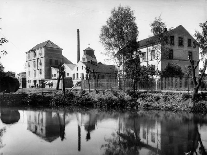 NORSKE GJÆR- & SPRITFABRIKKER ca. 1920–30: Treschows gate 1 ble innkjøpt høsten 1883, og i februar    1884 ble Kristiania Presgjærfabrik åpna. I 1918 ble fabrikken slått sammen med sju andre gjærfabrikker under navnet Norske Gjær- & Spritfabrikker. Etter nye fusjoner fikk fabrikken navnet Idun Gjærfabrikken. Produk sjonen på Sandaker opphørte i 2005, og boliger ble oppført på fabrikktomta, men det gamle navnet er bevart i smijernsporten ved inngangen til boligfeltet.