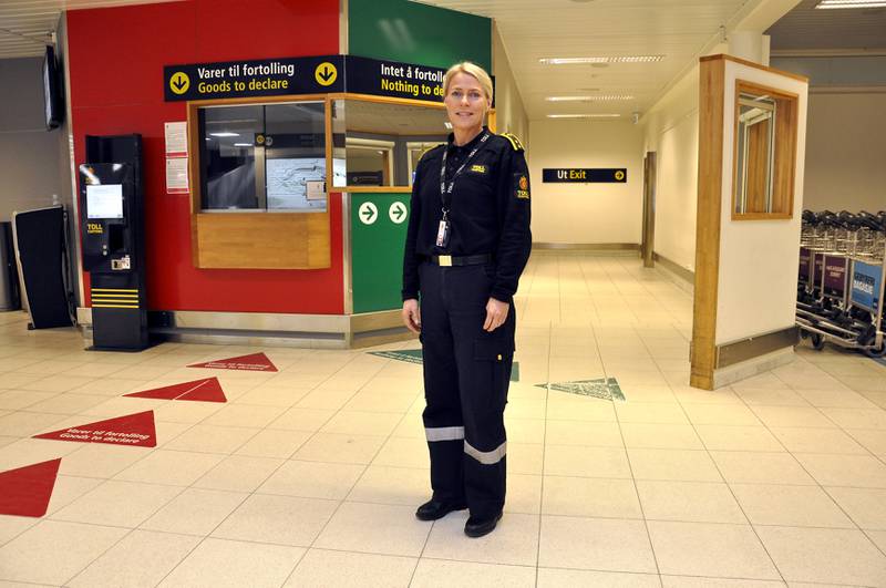 Valborg Bishop er kontorsjef ved Stavanger tollsted i Tollregionen Vest-Norge. Hun har sett mye rart i tollen ved Stavanger lufthavn Sola. Foto: Arne Birkemo