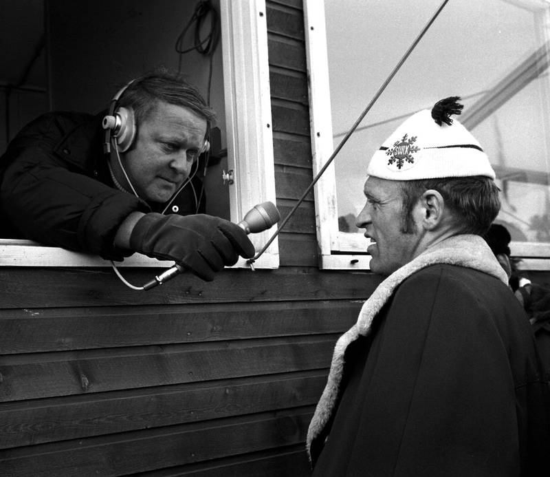 Bjørge Lillelien intervjuer Pål Tyldum etter femmila i Holmenkollen i 1972. Foto: Ivar Aaserud/ Aktuell / NTB scanpix