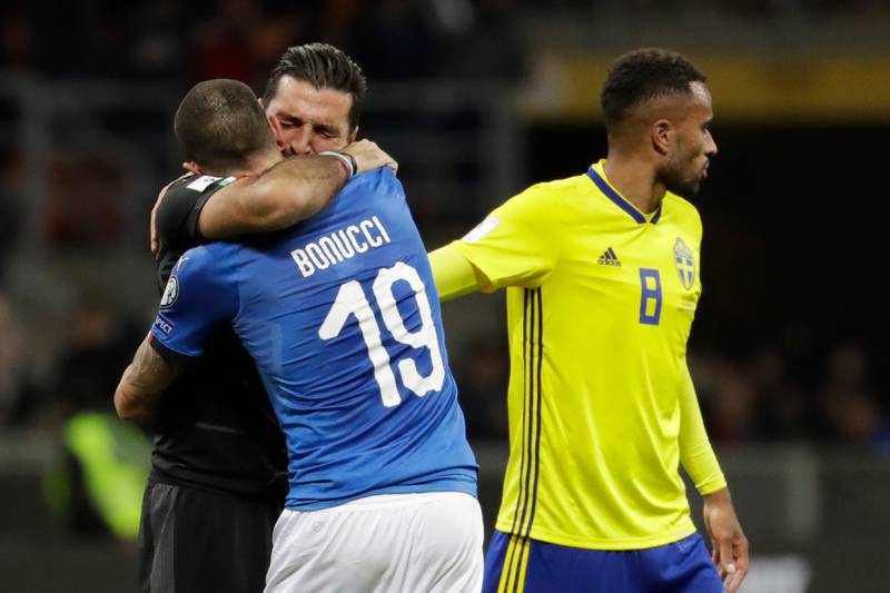 Gianluigi Buffon omfavner sin lagkamerat etter at VM er over for Italia. Isaac Thelin son Sverige skal til Russland. Luca Bruno)