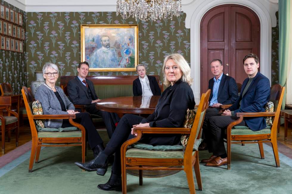 Den nye Nobelkomiteen før et komitémøte på møterommet i Nobelinstituttet. F.v.: Anne Enger, Asle Toje, Berit Reiss-Andersen (leder), Kristin Clemet, Olav Njølstad (sekretær) og Jørgen Watne Frydnes.