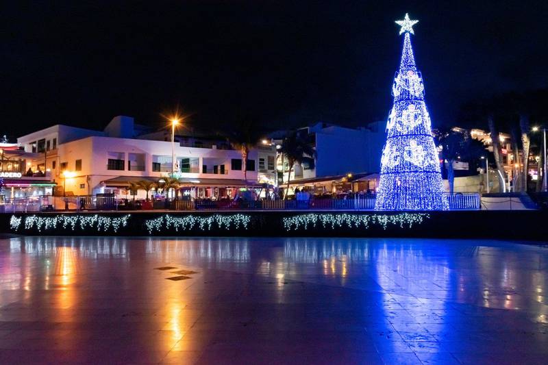 Kanariøyene er nordmenns feriefavoritt. I Puerto del Carmen på Lanzarote er byen pyntet til jul. Foto: Shutterstock /NTB scanpix