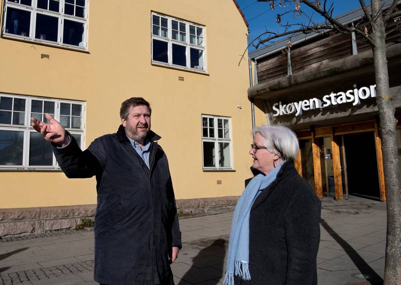 RUTER OG BPE: Ruter-sjef Bernt Reitan Jensen og Ellen de Vibe, sjef for Plan- og bygningsetaten, på Skøyen stasjon.