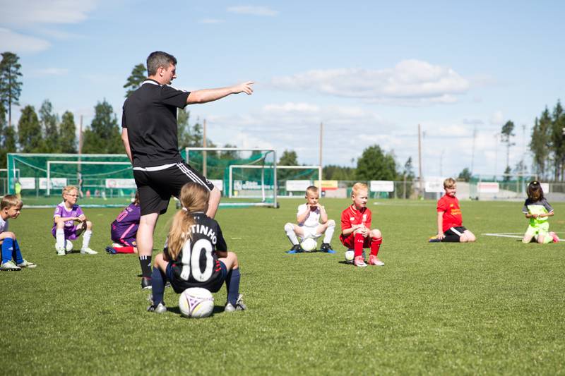 12 profesjonelle trenere fra Jamie Carragher 23 International Soccer School er i Råde i tre dager denne uka for å arrangere fotballskole. Hovedmålet er at barna har det gøy.