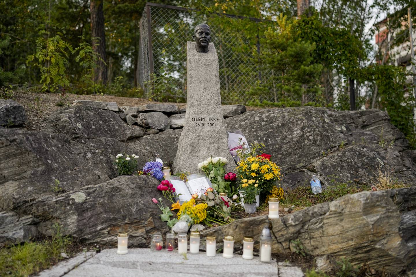 Oslo 20210720. 
Befolkningen på Holmlia tenner lys og legge ned blomster ved minnesmerket etter Benjamin Hermansen. Tidligere i dag ble statuen utsatt for hærverk.