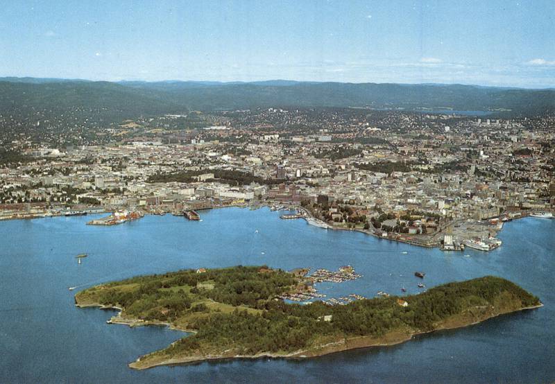 Hovedøya med Revierhavna sett fra syd. Oslo havneområde fra Filipstad til Bjørvika bak. Postkort.