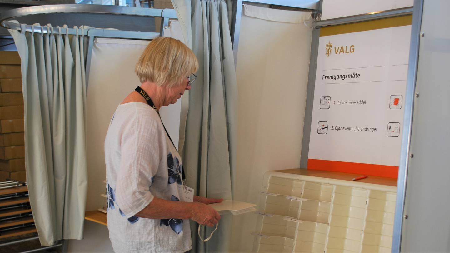 Mona Schneider sørger for at alle valglister er på plass når forhåndsstemmingen i Fredrikstad til Stortingsvalget 2021 åpner 10. august.