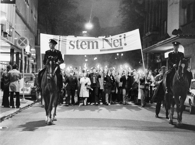 OSLO 19720922:
Folkebevegelsen mot norsk medlemskap i EF arrangerte stort fakkeltog i Oslo et par dager før folkeavstemningen . I forgrunnen et stort banner med teksten  " Stem Nei! " 
EEC / EF / EU
Foto: NTB / SCANPIX 
 