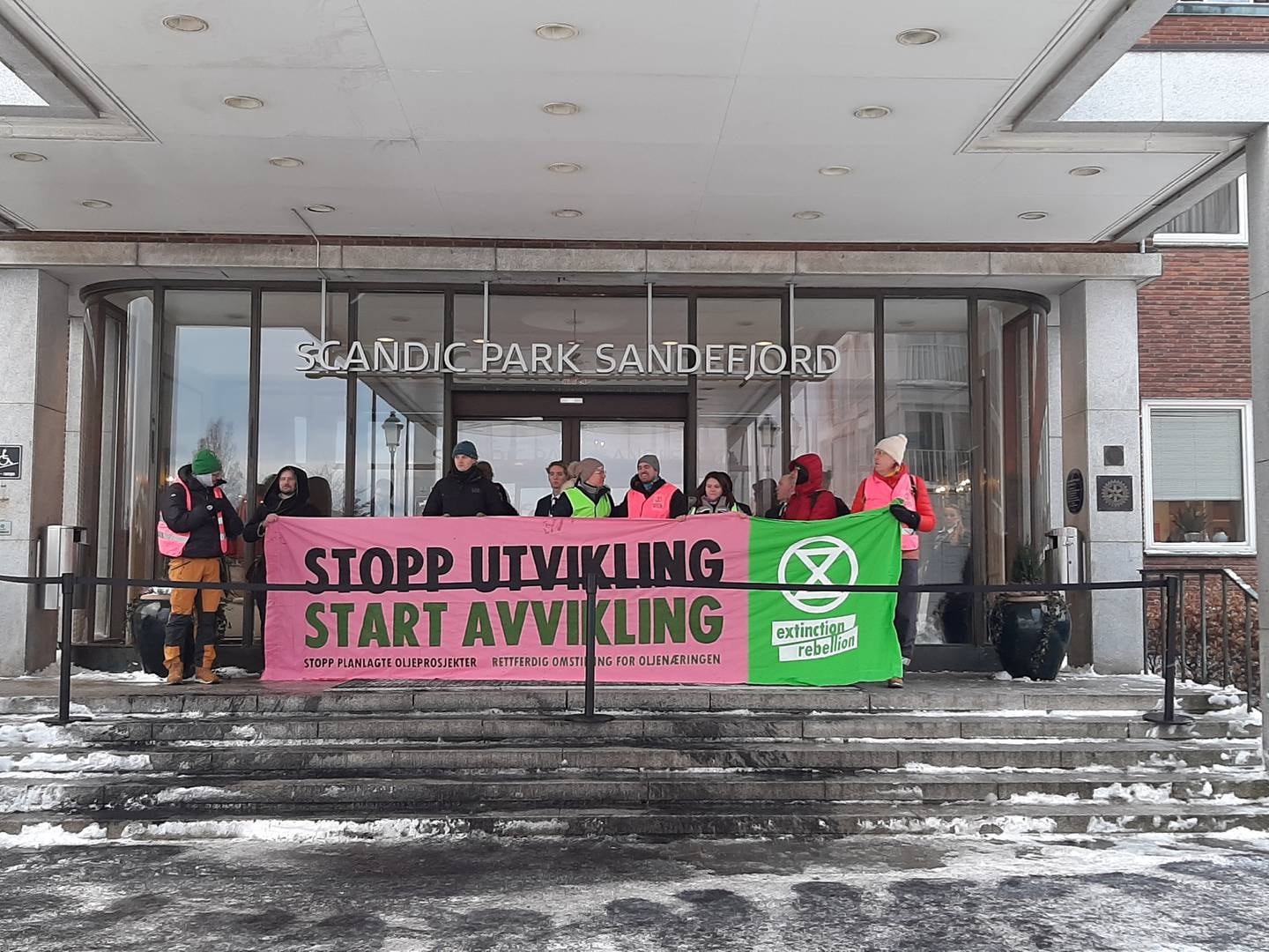 Aktivister fra Extinction Rebellion blokkerte alle inngangene inn til oljeseminaret i Sandefjord 16. januar.