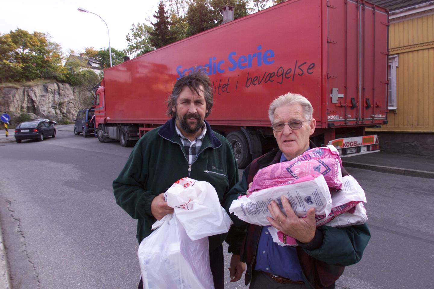 John Olav Rambjør og Egil Carlsen har sendt mange lastebillass til Albania. Her er de avbildet i forkant av en tur i Rambjør gjorde i oktober 1999.