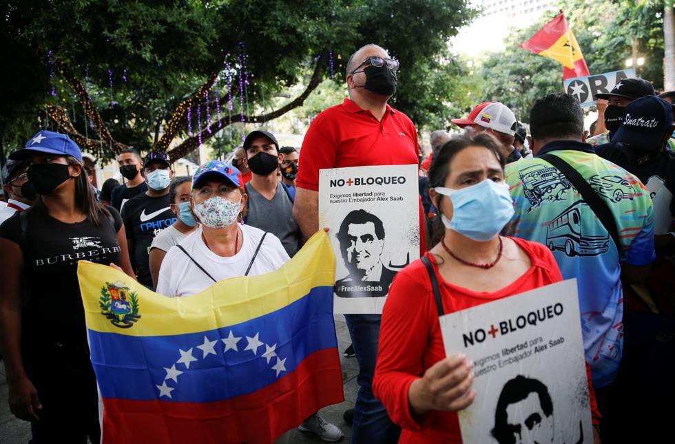 Venezuelanere protesterte søndag i hovedstaden Caracas mot at en av Nicolas Maduros nærmeste støttespillere er utlevert til USA. Det førte til brudd i de norsk-støttede forhandlingene mellom opposisjonen og regjeringen i Venezuela.