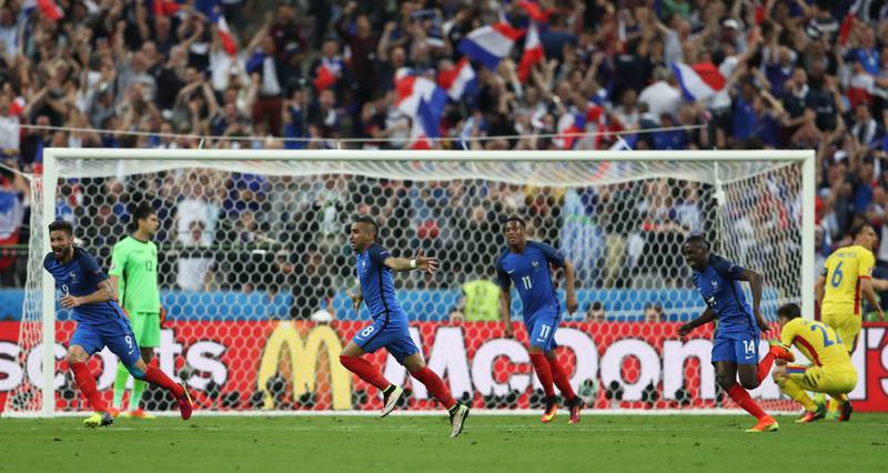 Dimitri Payet (nr. to fra venstre) har akkurat sett ballen lande i nettet som ga fransk seier på Stade de France fredag kveld.
