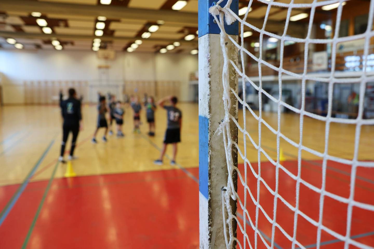 Barn trener håndball i Linderudhallen.