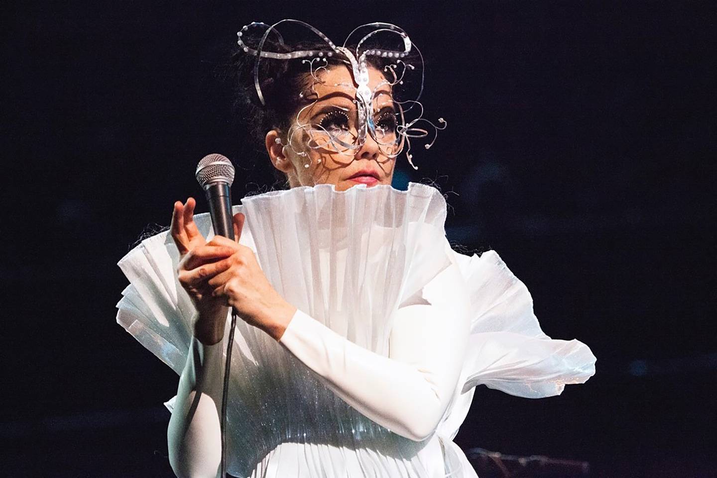 Björk har med seg Emilie Nicolas på sitt nye album. I sommer sang hun på Olavsfestdagene i Trondheim og i Bergen.