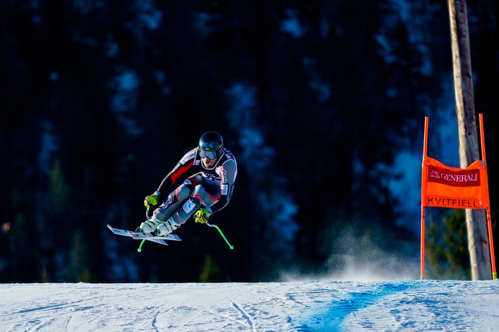Kjetil Jansrud i aksjon i sitt siste verdenscuprenn i Kvitfjell på hoppet som har blitt døpt «Jansrud Jump». Foto: Stian Lysberg Solum / NTB