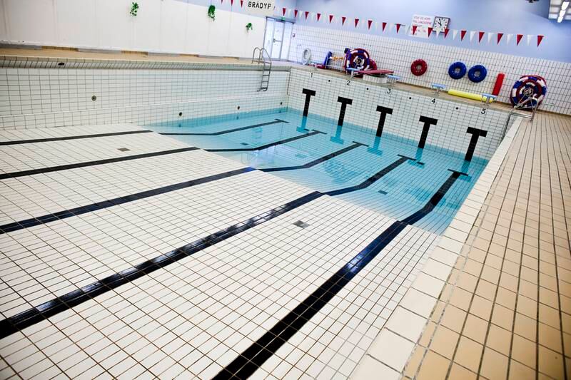 Arbeiderpartiet vil fylle bassenget i Hetlandshallen med vann og badende barn også i framtiden. Bildet er fra en tidligere anledning. Foto: Erik Holsvik