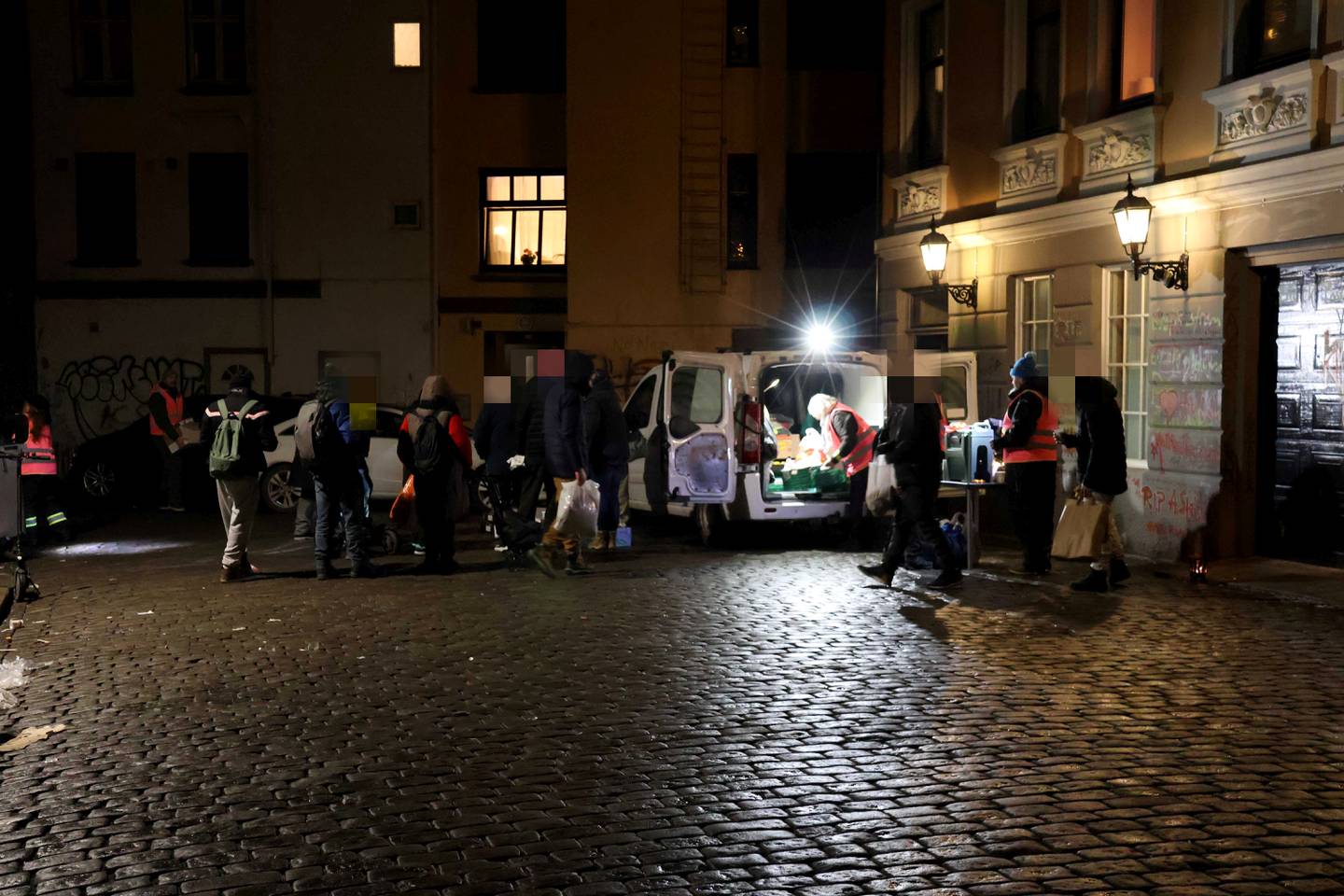 Bostedsløse i Bergen. Kveldsvakten deler ut mat til rusmiljøet hver tirsdag kveld bak Korskirken.