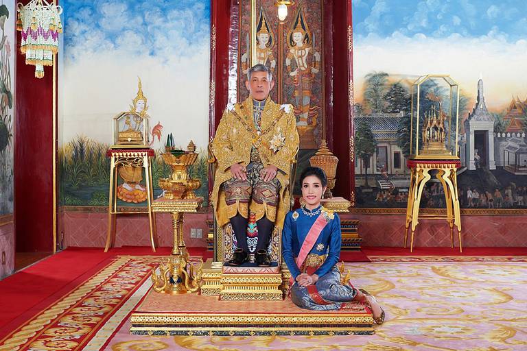 De Thaise koning Maha Vajiralongkorn en zijn vrouw Sininat Bilaskalayani, ook bekend als Sininat Wongvajirapakdi.