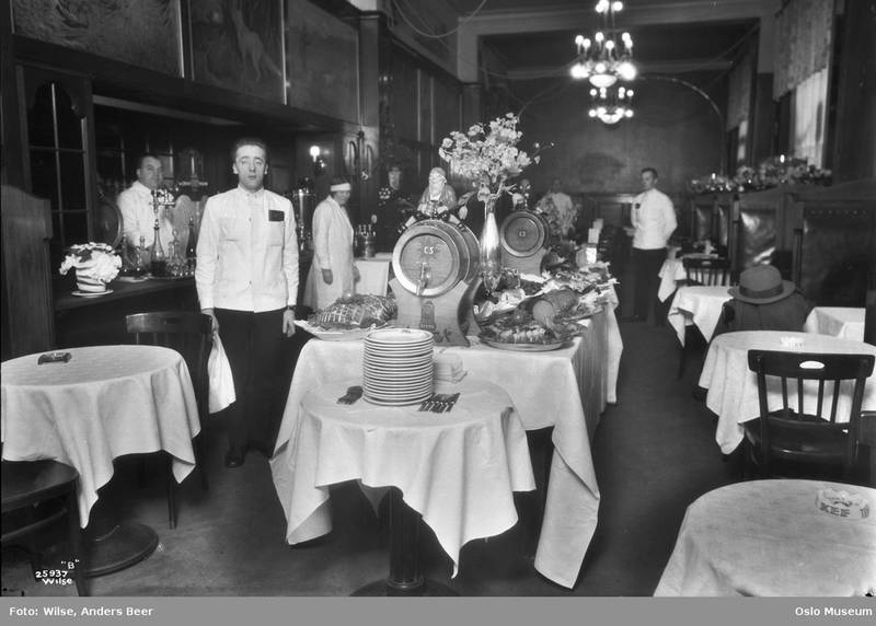 TJENERSKAP: Fra restaurant Gamle Heidelberg i Stortingsgata 12, cirka 1930.