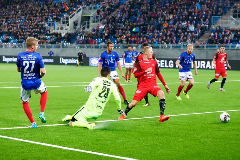 Samuel Kari Fridjonsson (nr. 27) vipper ballen forbi Brann-keeperen til ledelse.