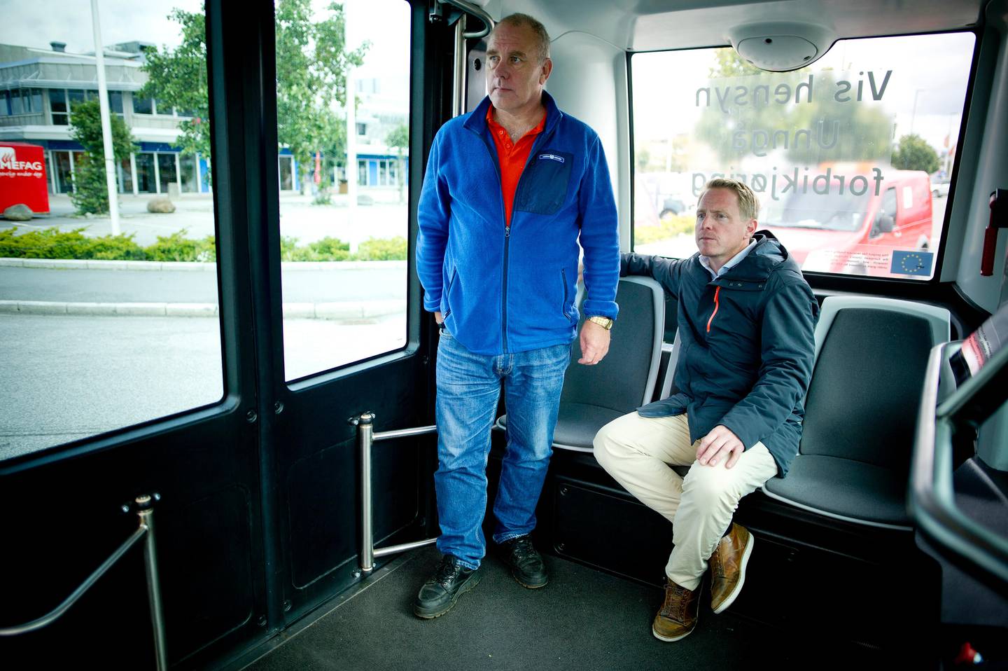 Bilister tar farlige forbikjøringer for den selvbussen på Forus. Nå ønsker Kolumbus å øke farten. På bildet er bussoperatør  Olav Kongestøl og markedsfører i Forus PRT, Jørgen Tengs-Pedersen. 

selvkjørende buss 