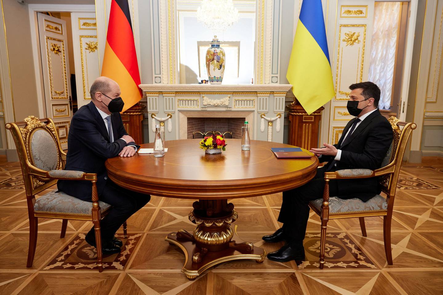 Tysklands kansler Olaf Scholz møtte Ukrainas president Volodymyr Zelenskyj i Kiev i Ukraina mandag. Tirsdag skal han til Moskva for samtaler med Russlands president Vladimir Putin.