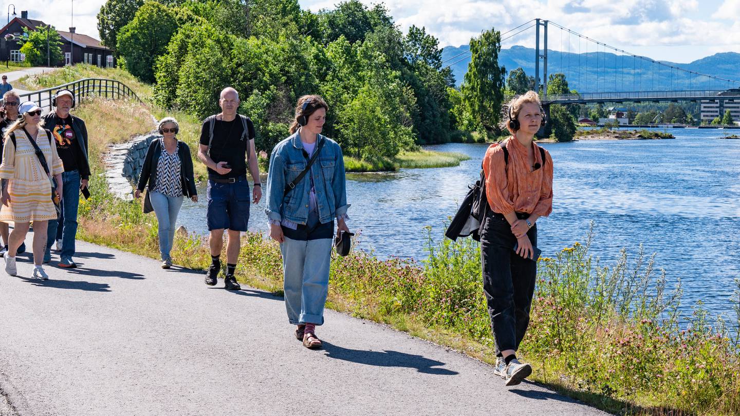 Anja Lauvdal og Ingerid Salvesen (foran) under "lydvandringen" langs Numedalslågen i forbindelse med konserten "Cosmic River - If We Could Talk".