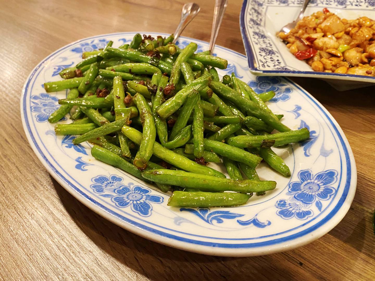 De grønne bønnene på Szechuan Chengdu er kyndig varmebehandlet og blandet med finmalt kjøtt.
