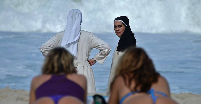 Gro Lindstad mener forbudet mot burkini er svært lite gjennomtenkt. Hun mener at dersom kvinner må ta av seg burkinien, må også nonner ta av seg sine drakter.