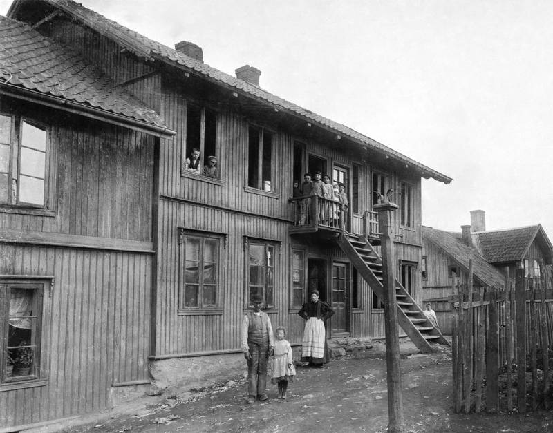 TRANGBODDHET: I 1887 var gjennomsnittlig boligtetthet i Kristiania 160 mennesker pr. 100 værelser. På Kampen var tallet 220 personer pr. 100 værelser. Bildet viser Aurskoggata 15 rett før huset ble revet i 1899.