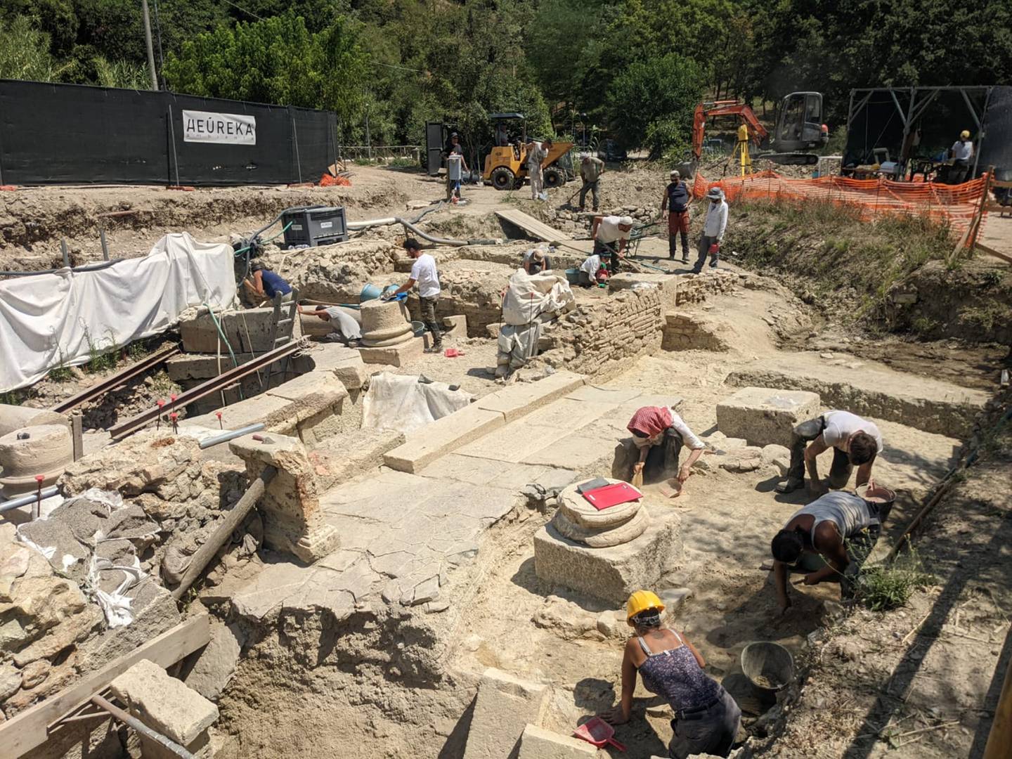 Arkeologer jobber på utgravingsstedet i San Casciano dei Bagni.