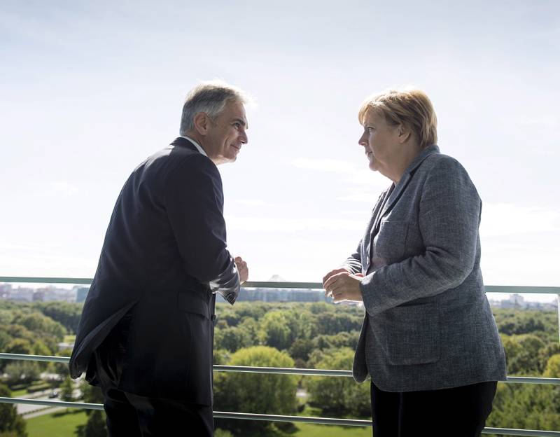 Kansler Angela Merkel, har ikke gitt opp å få de andre EU-landene med på å ta imot flere flyktninger. Her sammen med Østerrikes kansler Werner Faymann på balkongen hos regjeringen i Berlin i går. FOTO: GIUDO BERGMANN/NTB SCANPIX