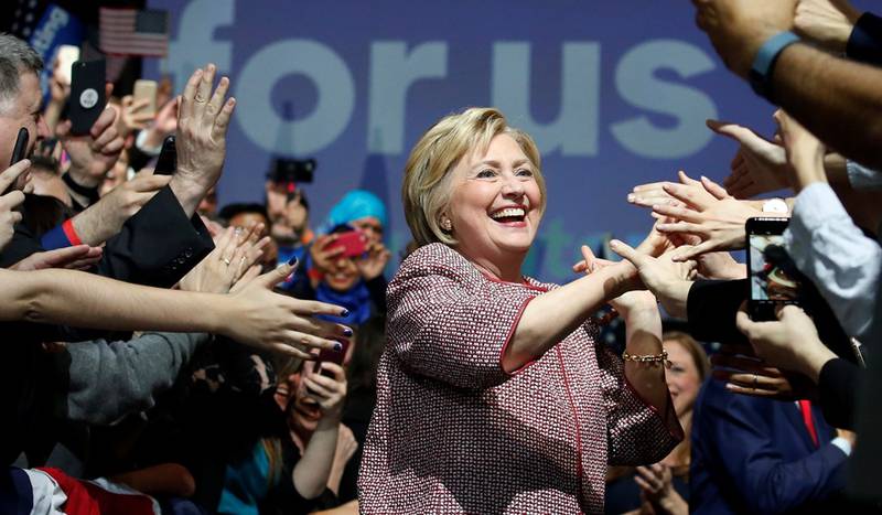 Hillary Clinton hilser på tilhengere etter å ha vunnet Demokratenes nominasjonsvalg i New York. FOTO: ADREES LATIF/REUTERS/NTB SCANPIX