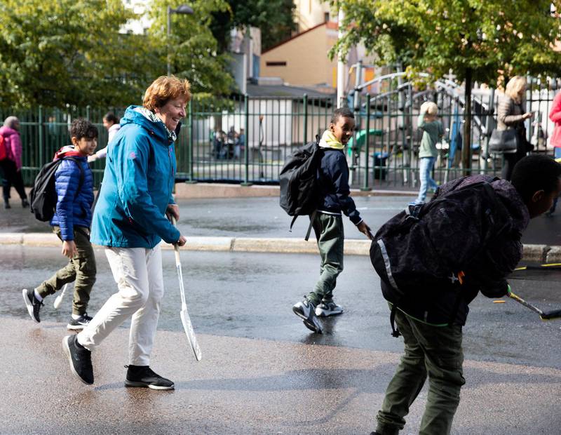 Ordfører Marianne Borgen trengte ikke være redd for biler da hun kastet seg inn i bandykampen med skoleelevene i Kolstadgata.