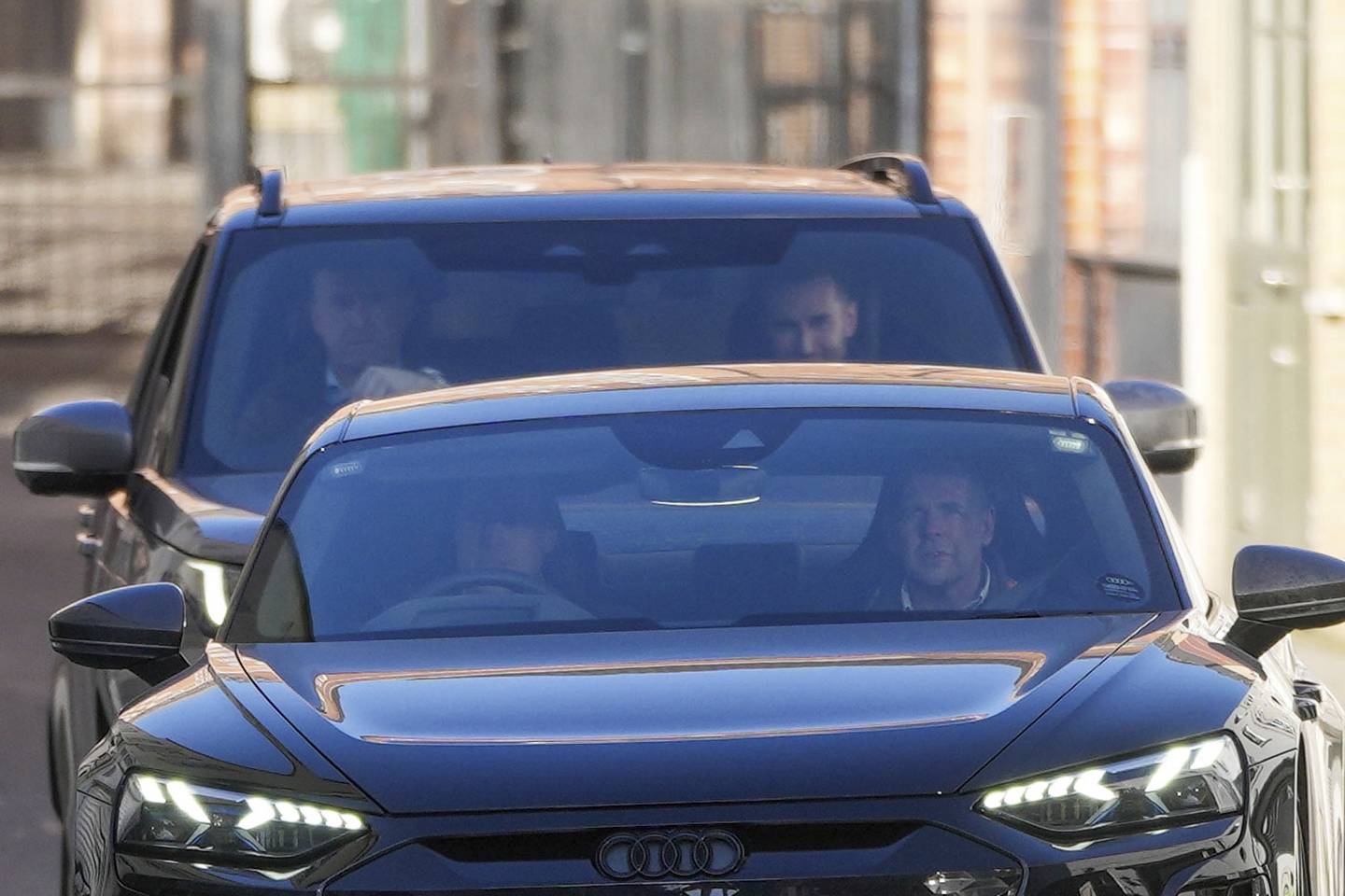 Storbritannias prins William, til venstre, kjører bort fra London Clinic i London sentrum, der Kate, prinsessen av Wales, er på bedringens vei etter å ha gjennomgått en vellykket mageoperasjon, torsdag 18. januar 2024.