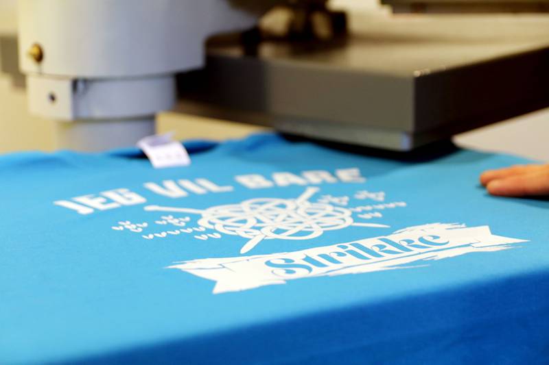 I underetasjen i Pedersbakkene trykker Sakki sine egne t-skjorter. Her er en t-skjorte hvor det står «Jeg vil bare strikke». FOTO: TONE HELENE OSKARSEN