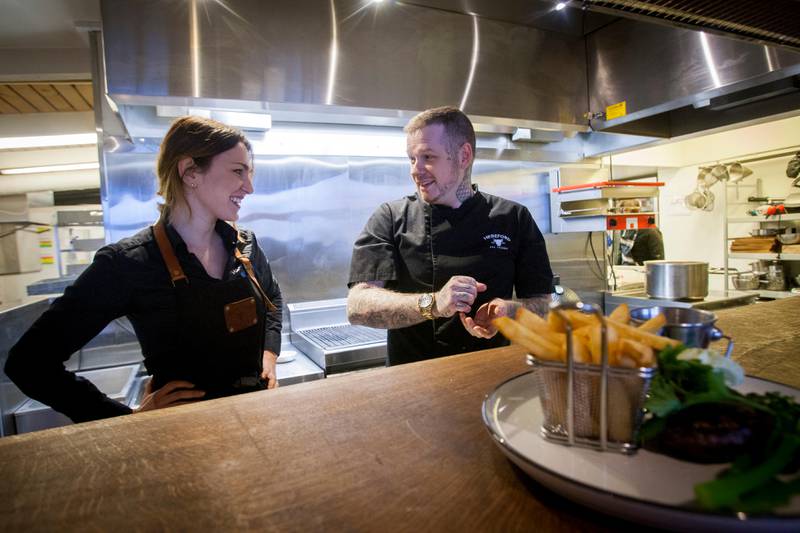 Restaurantsjef Dominika Jurkowska og kokk Karl Martin Asgeirsson hos Hereford Biffstue har forberedt seg lenge til årets 100-Ugå. Her med ukens rett; indrefilet.