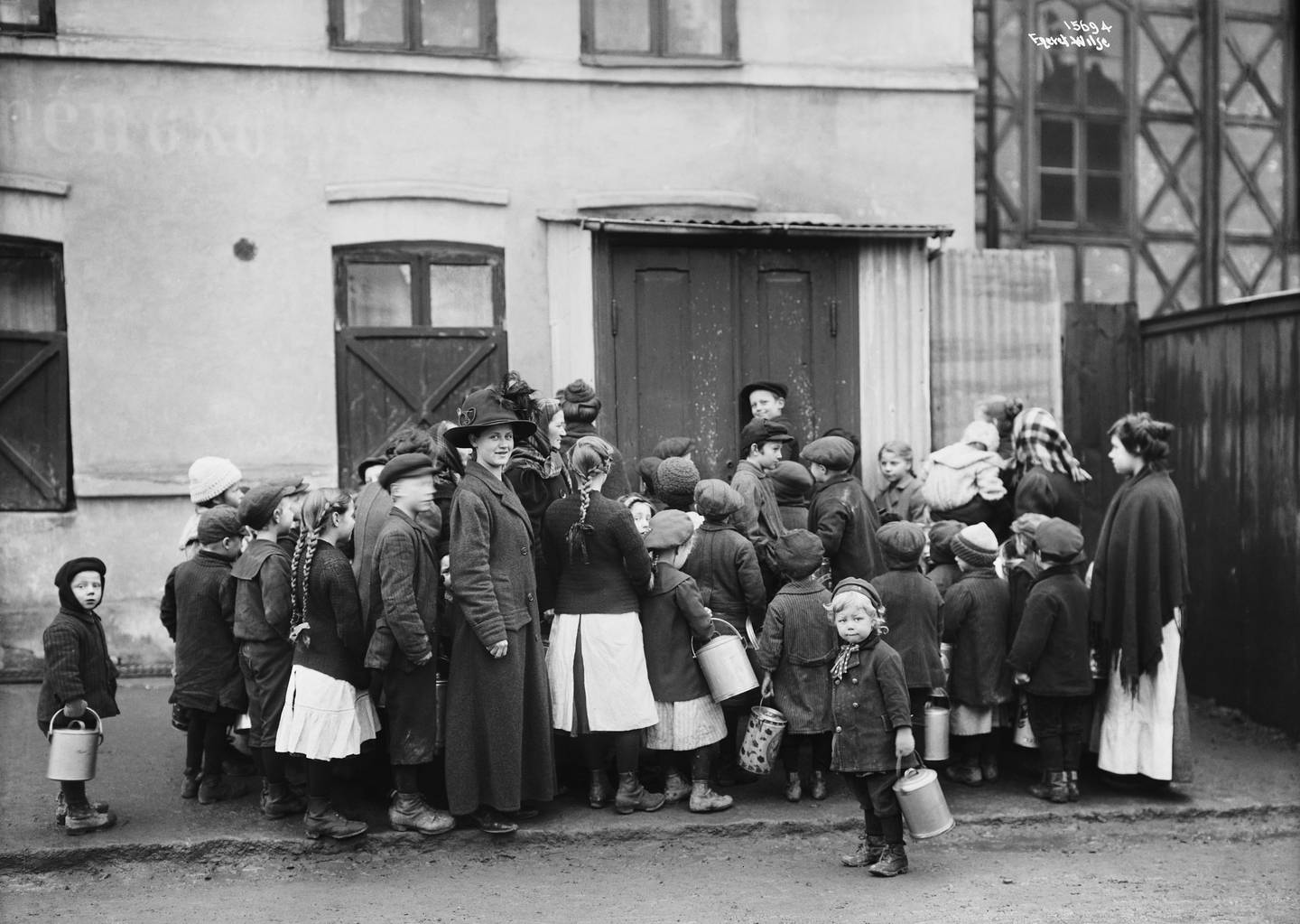 Stor nød tvang den fattige arbeider- og husmannsklassen i byene og på landet til å søke fattighjelp eller få hjelp fra privat veldedighet. Bildet viser kø foran billig matutsalg i Kristiania i 1913.