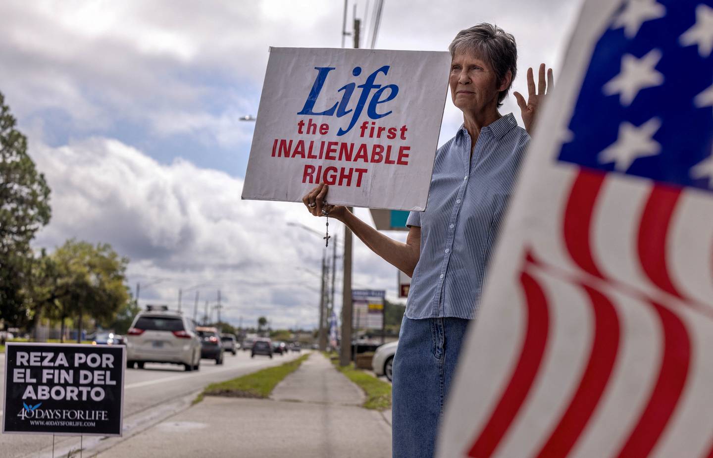 En abortmotstander står foran en av klinikkene til Planned Parenthood, en organisasjon som jobber med reproduktiv helse, i Florida.