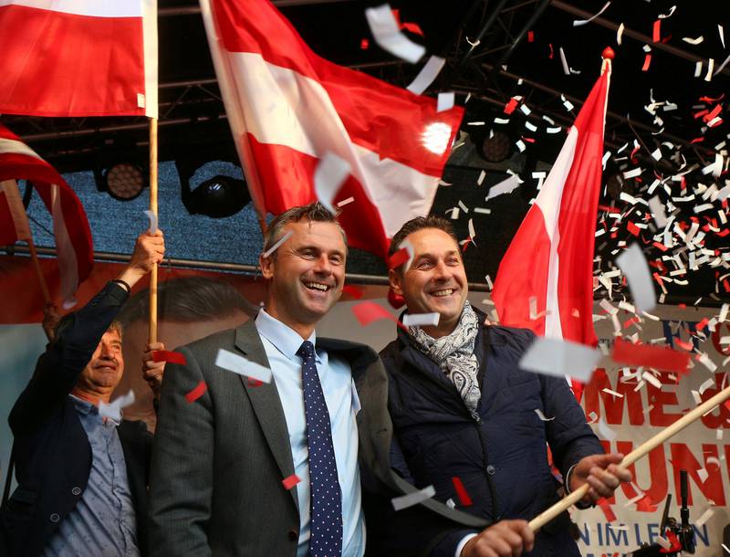Norbert Hofer (t.v.) kan bli president i Østerrike. Her med partifelle Heinz-Christian Strache.