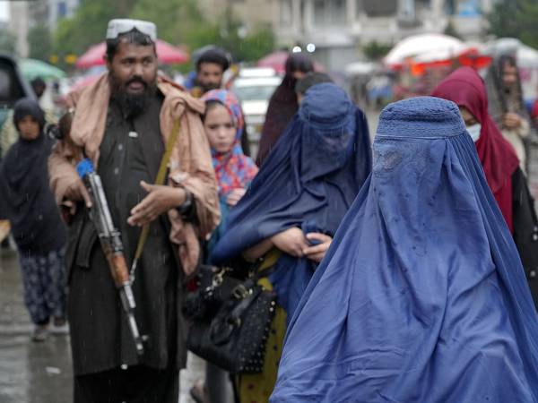Taliban beordrer kvinner til å bære burka