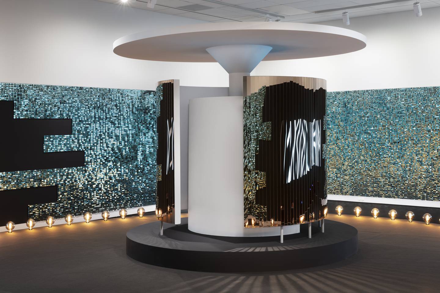 Børre Sæthres utstilling på Lillestrøms stolthet, Nitja, er en estetisk åpenbaring. «The Sound of the Atom Splitting» er en sterk kandidat til årets kunstopplevelse.